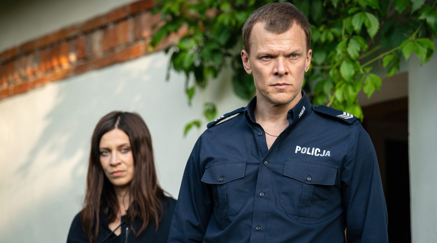 Dorfpolizist Leon Pawlak (Sebastian Hülk, re.) und Dr. Viktoria Wex (Claudia Eisinger, li.) gehen bei ihren Ermittlungen jeder Spur nach.
