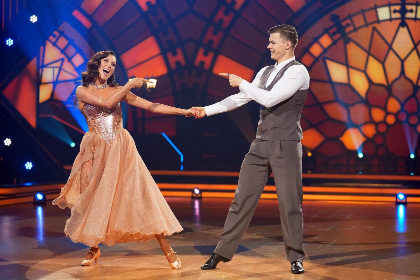 Taliso Engel und Patricija Ionel tanzen Quickstep.