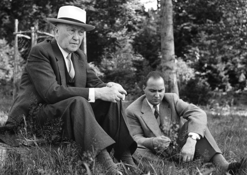 17.8.1956: Bundeskanzler Konrad Adenauer im Urlaub auf Bühlerhöhe/Schwarzwald Neben ihm sein jüngster Sohn Georg
