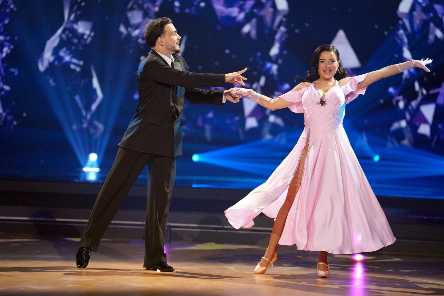 Leyla Lahouar und Sergiu Maruster tanzen Slowfox.