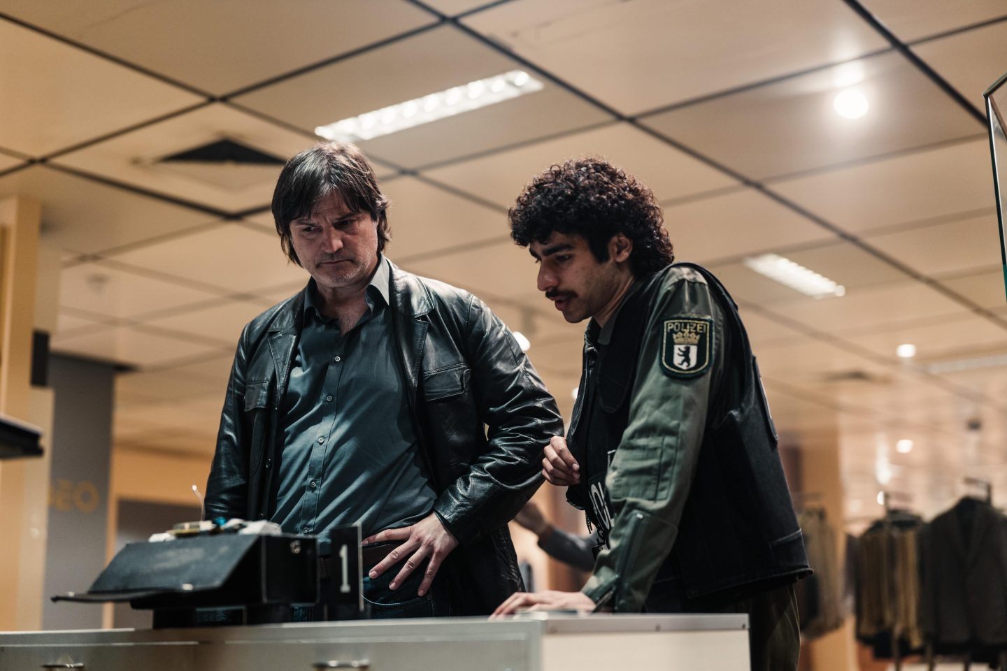 Ulrich Strack (Misel Maticevic,l.) und Inan Coban (Doguhan Kabadayi) ermitteln. In Deutschlands edelstem Kaufhaus schockt eine Bombenexplosion die ganze Republik und läutet damit gleichzeitig eine landesweite Jagd nach einem der gewieftesten Verbrecher ein: Dagobert.