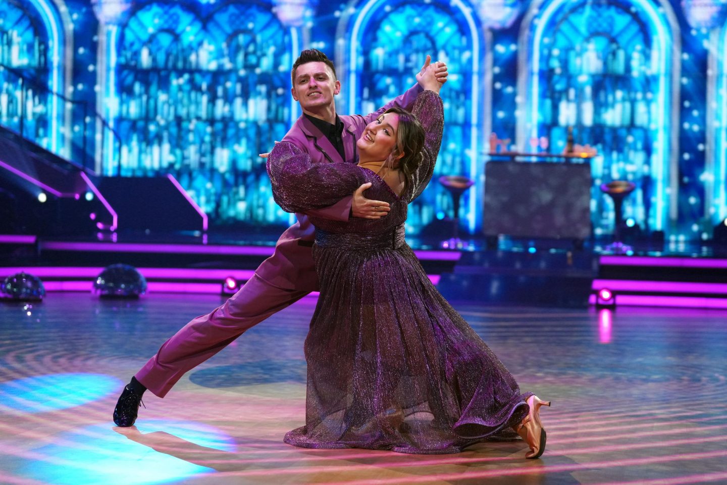 selfiesandra und Zsolt Sándor Cseke tanzen Wiener Walzer.

