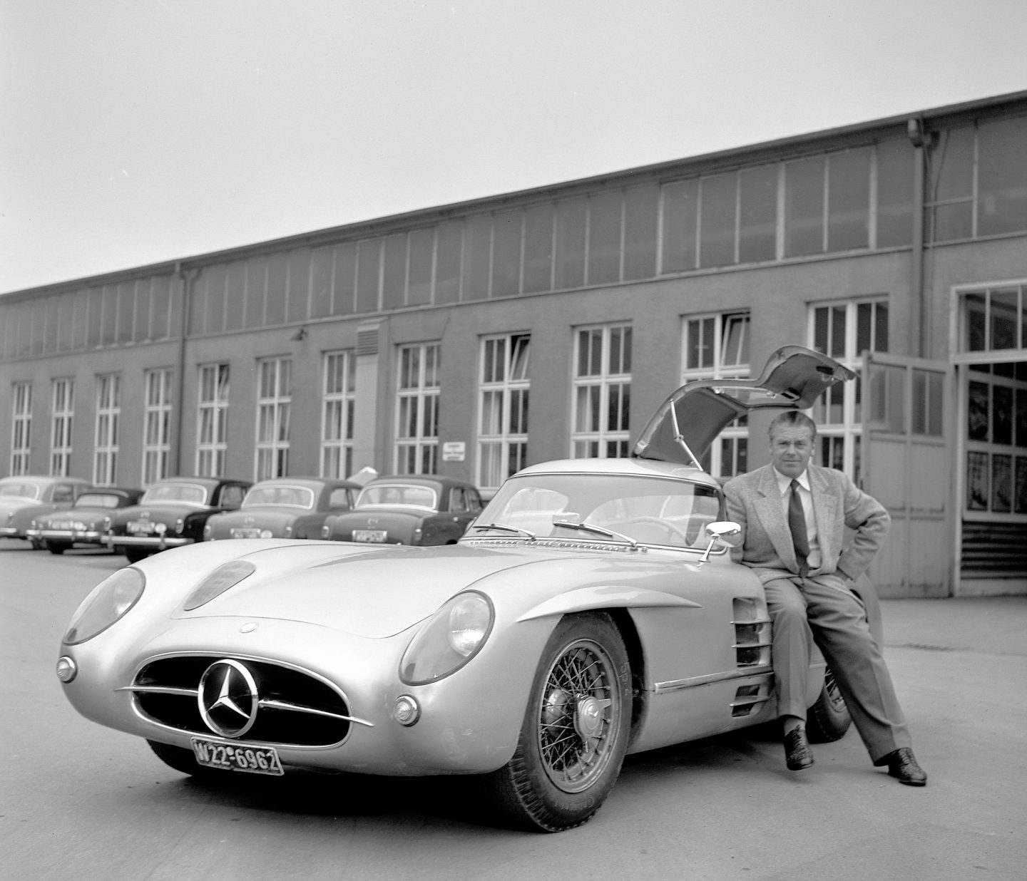 Das Motiv zeigt eines der beiden 300 SLR Uhlenhaut Coupés zusammen mit dem Erfinder Rudolf Uhlenhaut. Dieses Fahrzeug ist im Mercedes-Benz Museum ausgestellt. 
