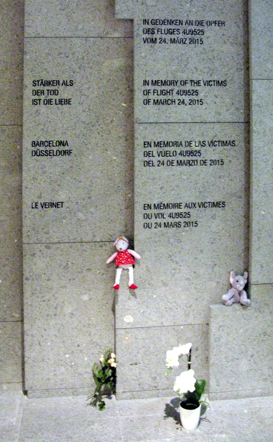 Gedenkraum im Flughafen Düsseldorf, Inschrift zum Germanwings-Flug 9525  im März 2015
