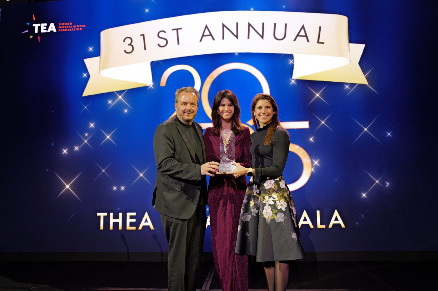 Michael Mack, Miriam Mack und Ann-Kathrin Mack nehmen den TEA Thea Award in Empfang