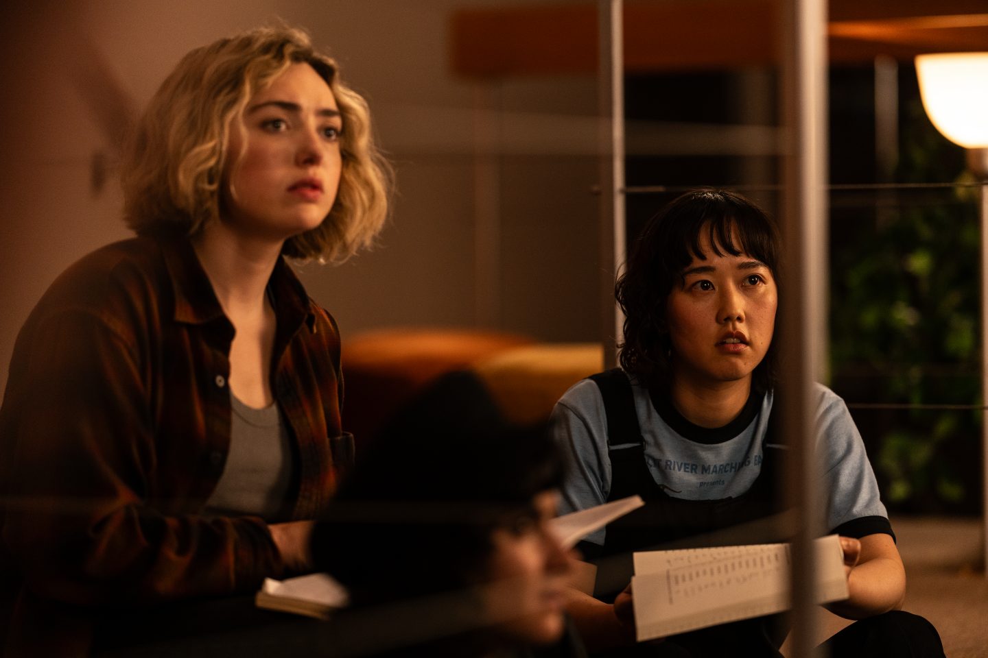 Szene aus „School Spirits“ Staffel 2 mit Maddie Nears (Peyton List) und Simon (Kristian Ventura), ab 2025 bei Paramount+ zu sehen.
