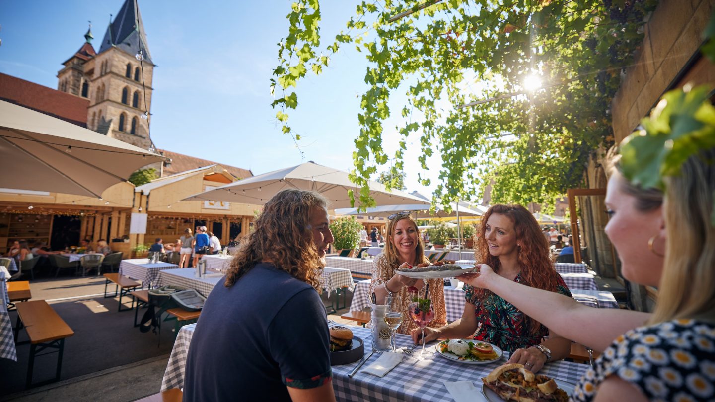 Vor der historischen Kulisse Esslingens sieht man sich zum täglich frischen Mittagstisch. So wird die Mittagspause zum besonderen Event.