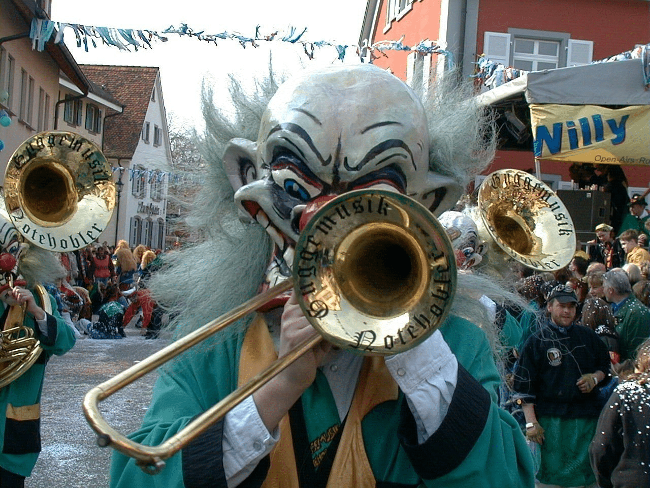 Die Notehobler Guggemusik beim Marsch am Buurefasnachtsumzug
