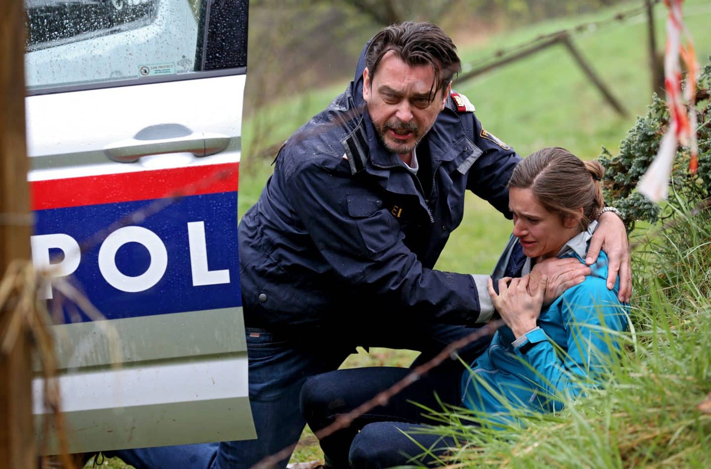 Chefermittler Sascha Bergmann (Hary Prinz) eilt seiner verletzten Kollegin Sandra Mohr (Miriam Stein) zur Hilfe.