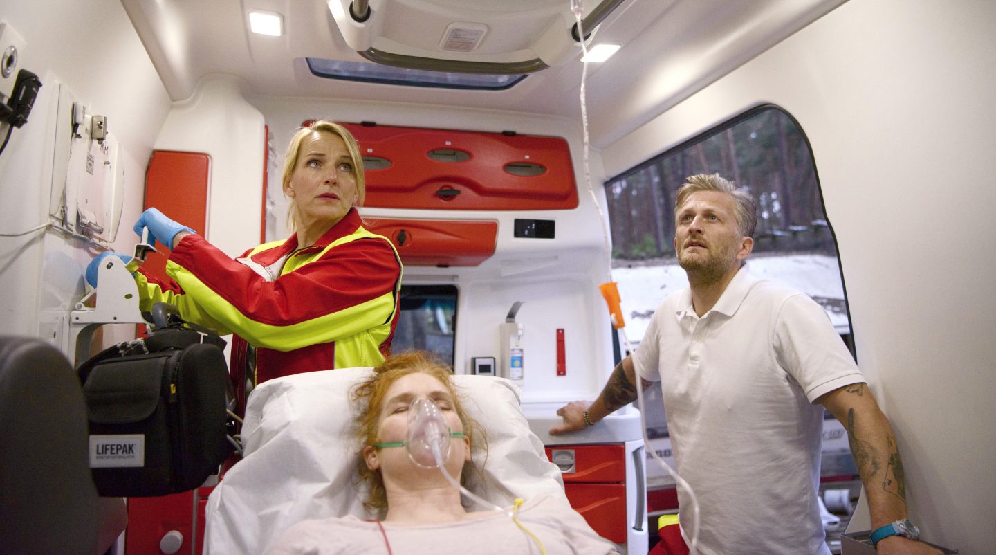 Statt auf See bringen Nora (Tanja Wedhorn, li.) und Kollege Lars (Bo Hansen, re.) Christiane (Henny Reents, Mitte) in die Praxis.