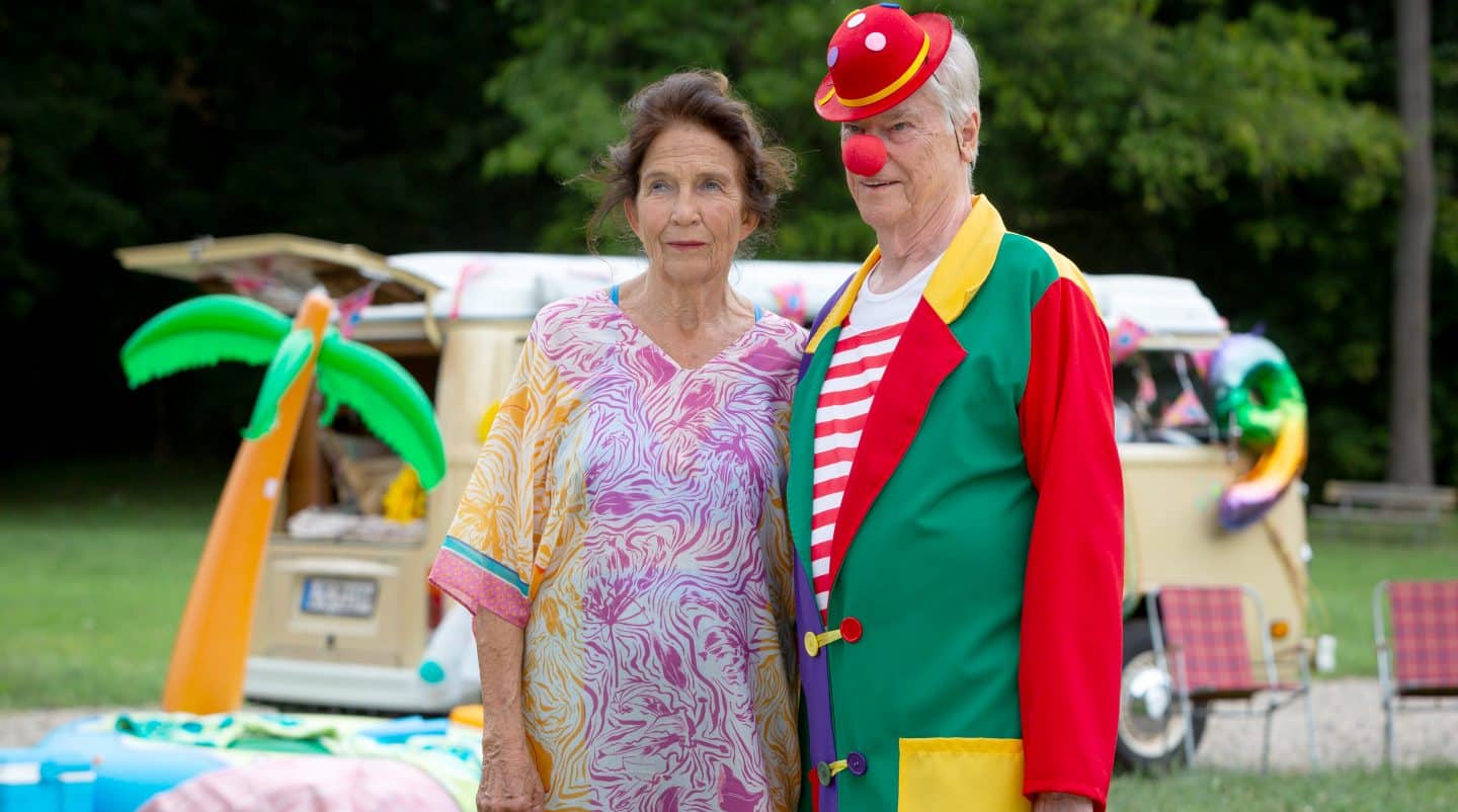 Evas Vater Werner (Jochen Busse) und Hannos Mutter Gisela (Tatja Seibt) verstehen sich gut.
