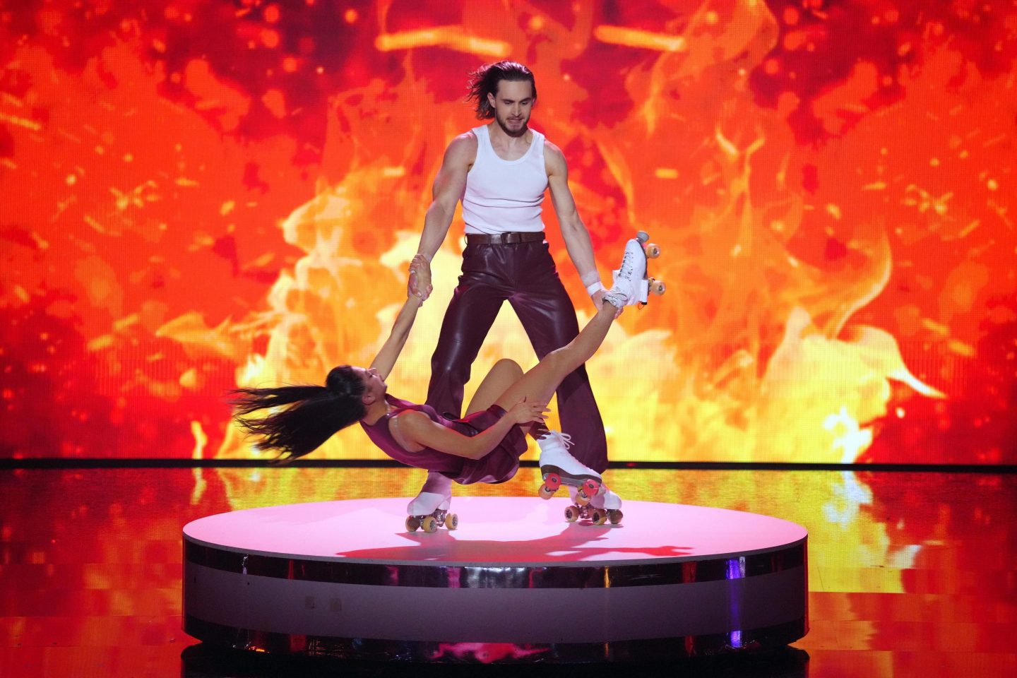 Duo Stardust - Yevhenii Yemelianenko und Vlada Kamyshnikova aus Spanien präsentieren Rollerskating-Akrobatik und Aerialperformance.