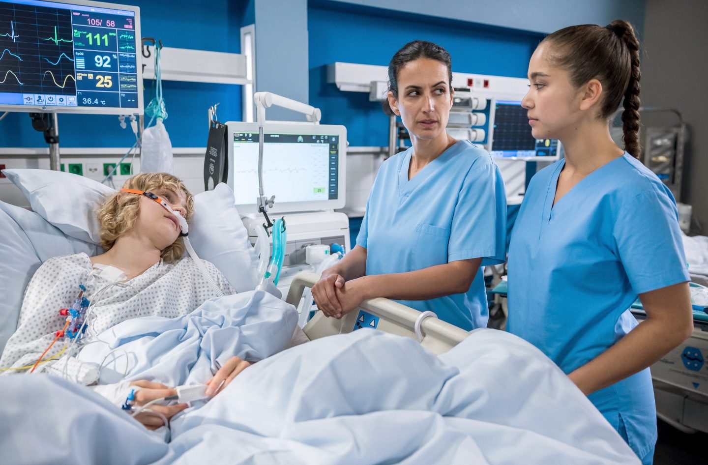 Nach einer unbedachten Bemerkung von Sofia Galura (Olivia Papoli-Barawati, r.) gegenüber Amelie (Emma Forchel, l.) muss Dr. Leyla Sherbaz (Sanam Afrashteh, M.) Sofias Fehlverhalten korrigieren.