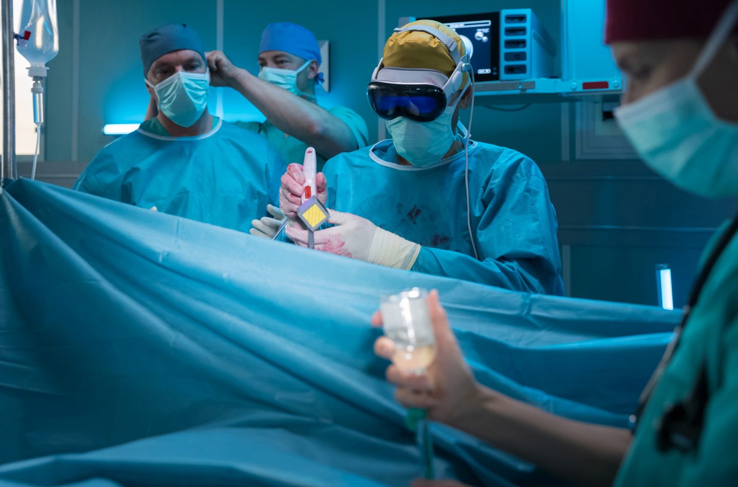 Dr. Ilay Demir (Tan Caglar, re.) musste als Assistenzarzt der Neurochirurgie die OP schon beginnen, während Dr. Schmidt (Eric Schnerr, li.) aus unerklärlichen Gründen mit seiner Schlüsselkarte nicht in den OP kam. Nun ist er da und wird übernehmen. Ilay hat damit seinen Kompetenzbereich weit überschritten.
