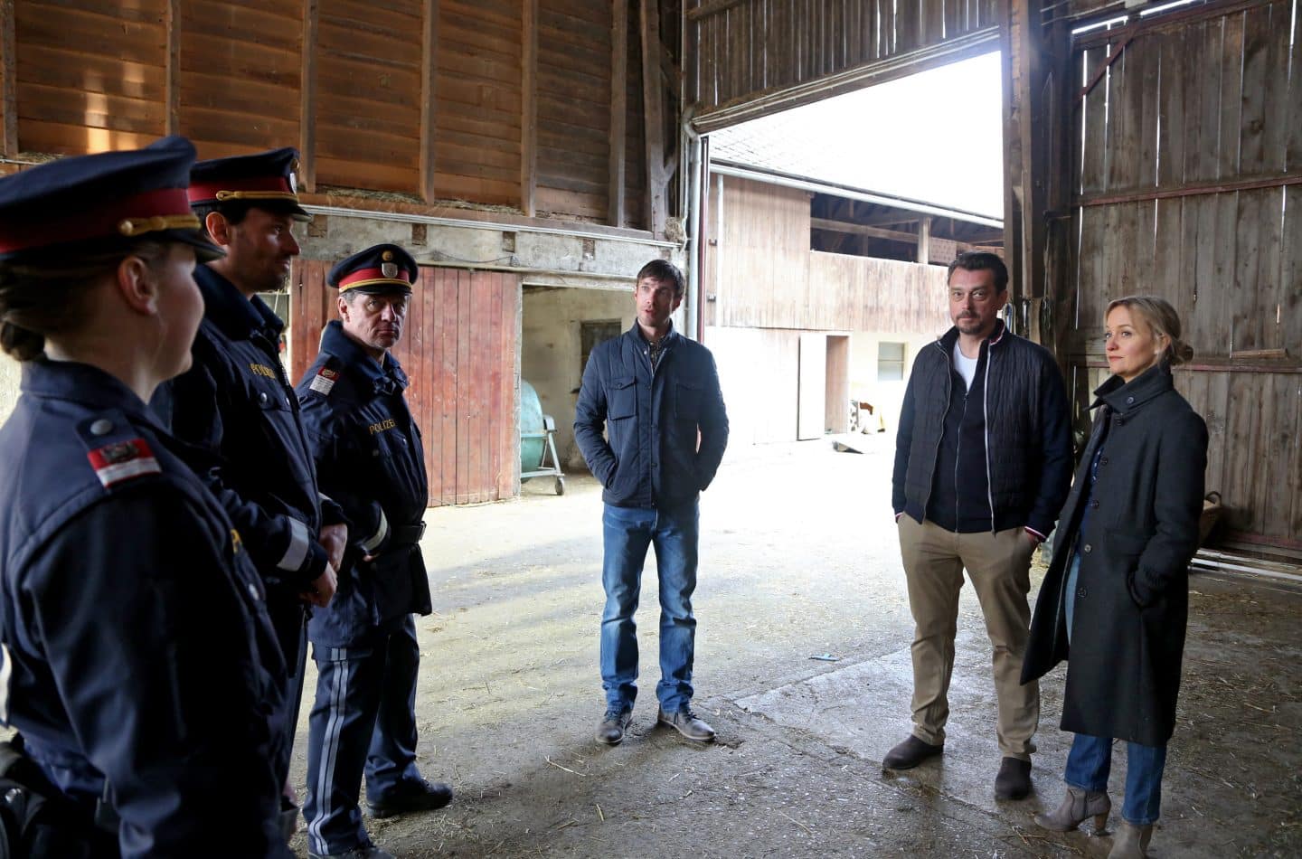 Chefermittler Sascha Bergmann (Hary Prinz, 2. v. re.) und seine SpuSi-Kollegin Eva Merz (Eva Herzig) informieren sich bei den örtlichen Kollegen Karl Fasching (Norman Hacker, 3. v. li.), Leo Leitner (Peter Windhofer, 2. v. li.) und dem Sohn des Verstorbenen Peter Hödlgruber (Christoph Luser, Mitte).