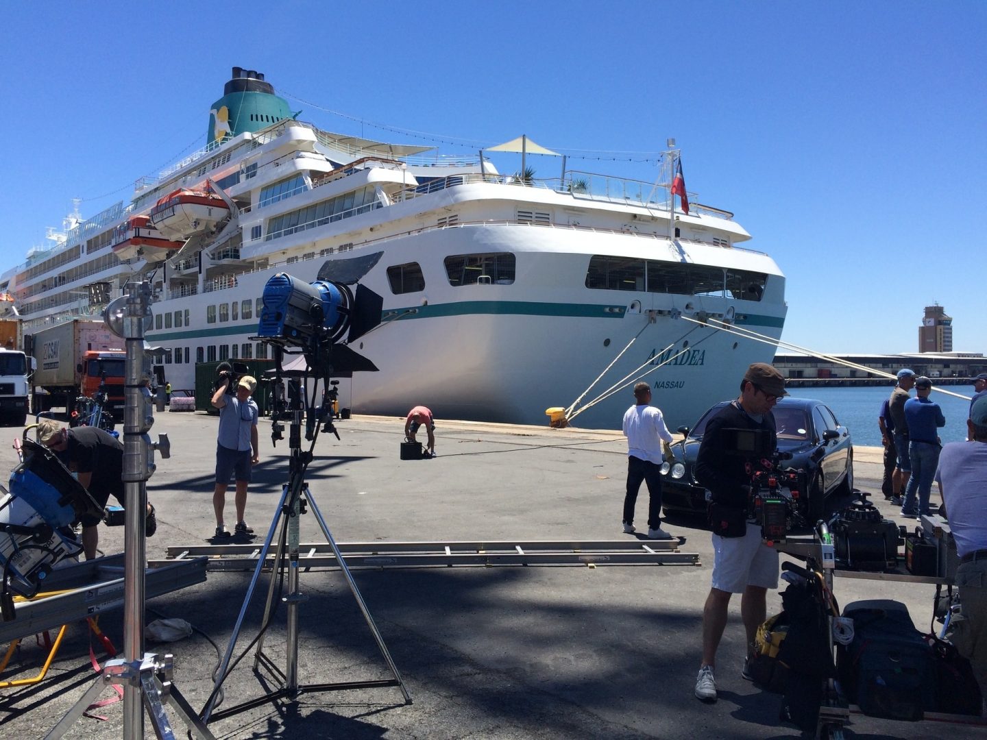 "Traumschiff - Spezial": Eine Filmcrew steht vor der "MS Amadea" und dreht.