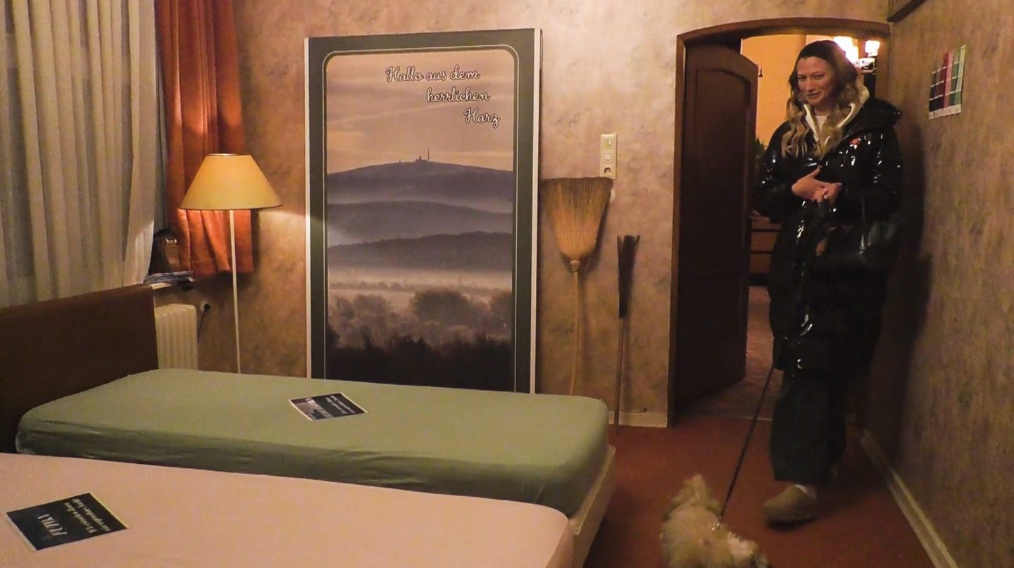 Nach einem Konzert strandet Sängerin Leony in einem kleinen 3-Sterne-Hotel, das verzweifelt um bessere Qualitätsbewertungen kämpft. 
