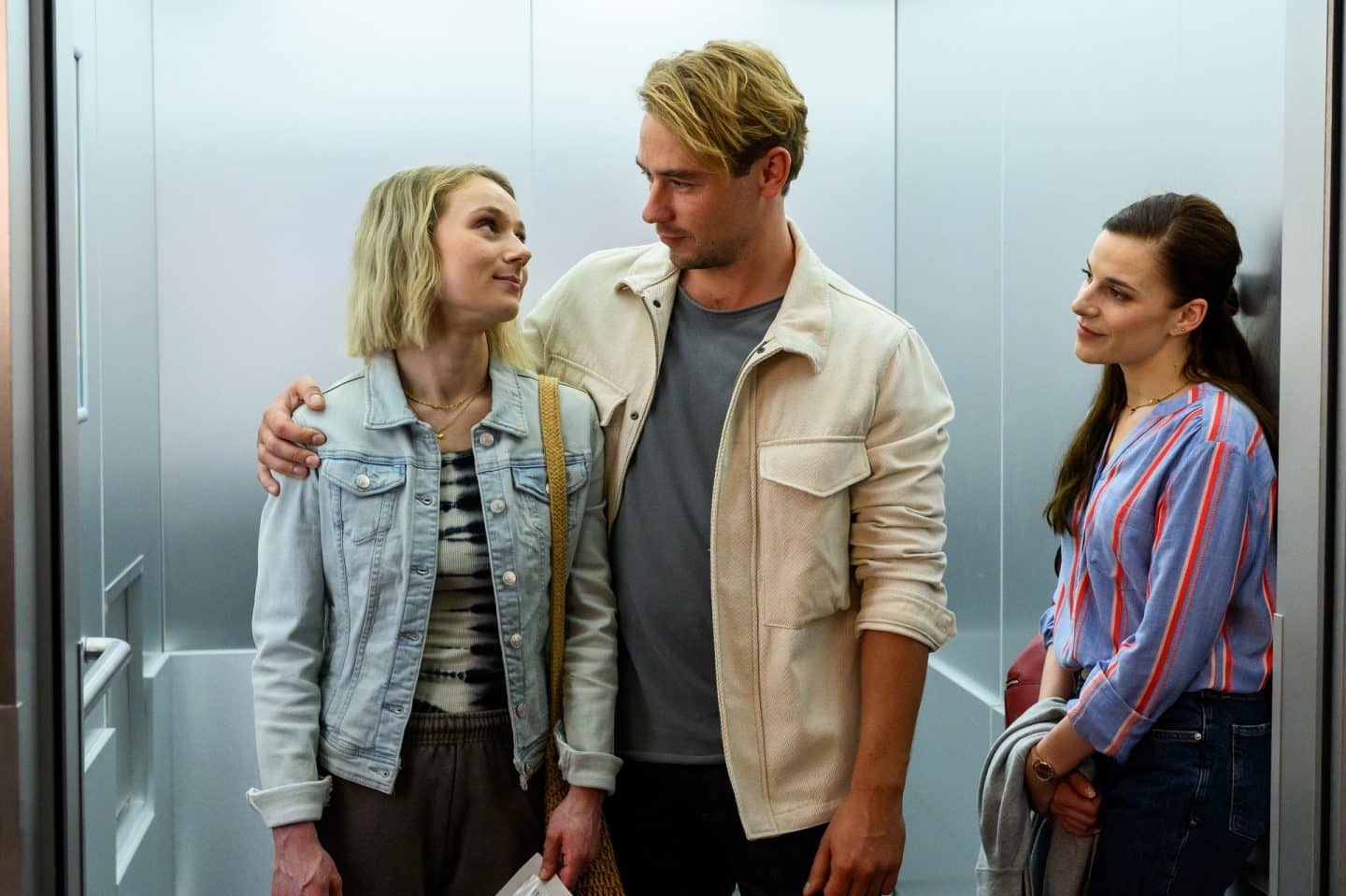 "Betts Diagnose - Hängepartie": Nach Feierabend: Mia (Antonia Döring), Lukas (Niklas Löffler) und Sofia (Kiara Brunken) im Aufzug. Lukas hat seinen Arm um Mias Schultern gelegt.