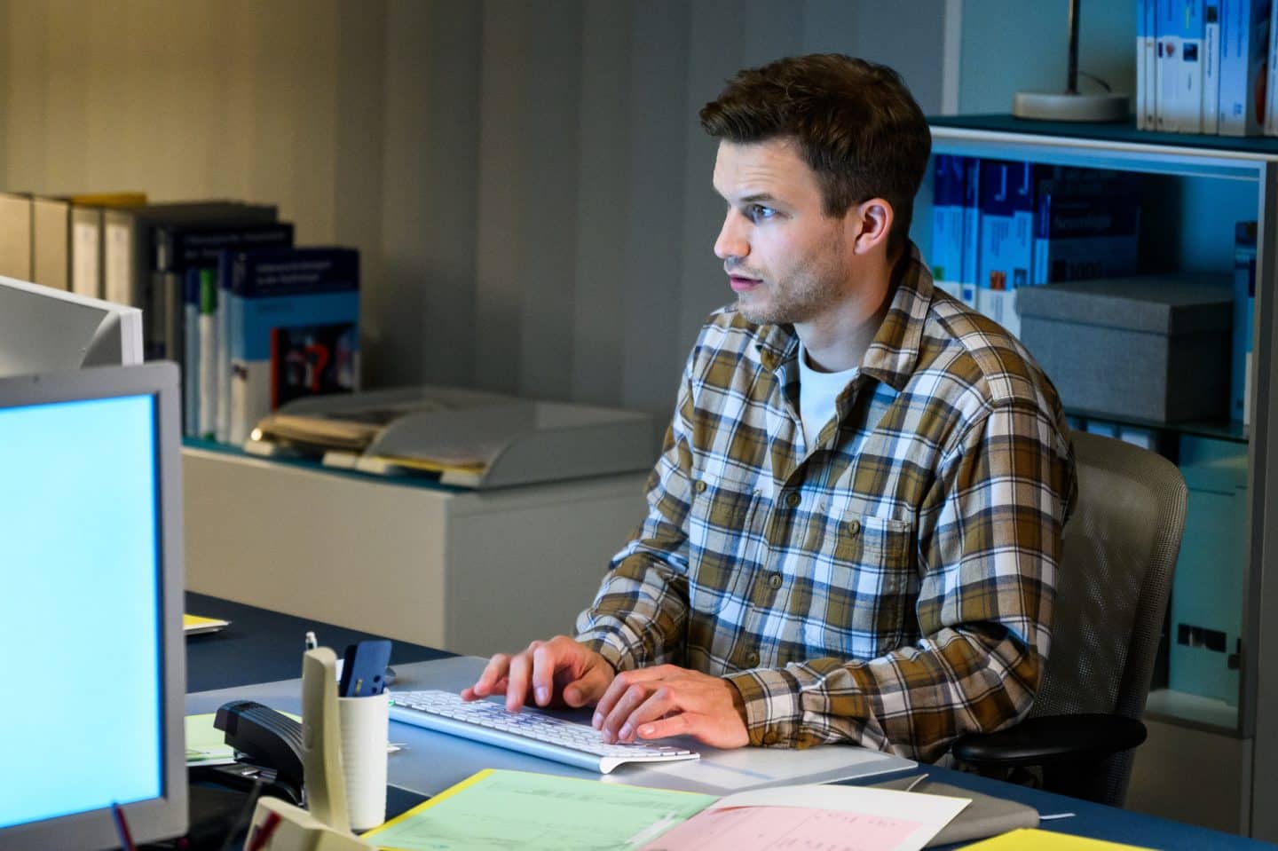 "Betts Diagnose - Hängepartie": Dr. Paul Eckart (Florian Frowein) macht am Schreibtisch zu später Stunde Dokumentationsarbeiten.