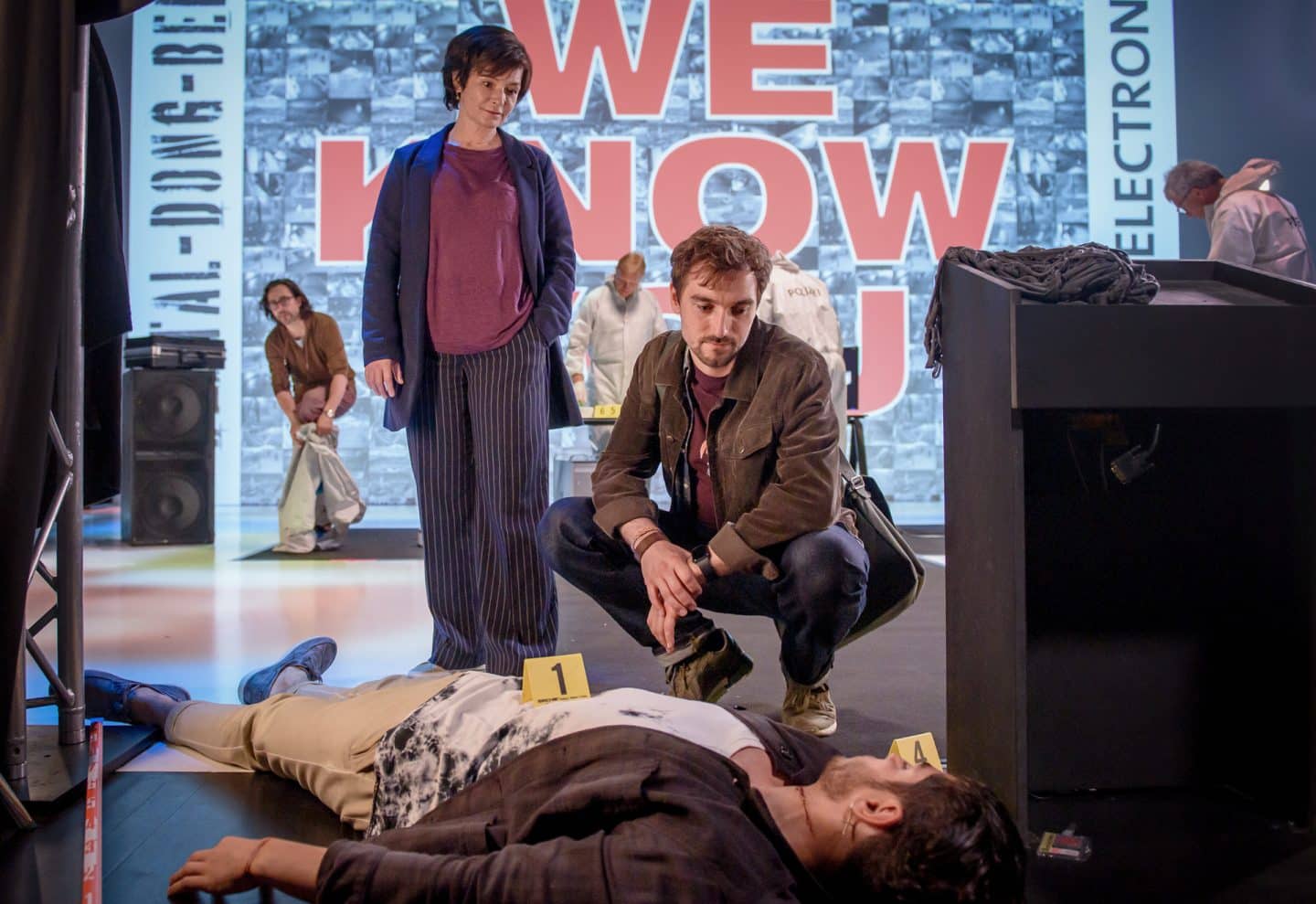 "SOKO Linz - Wir kennen dich": Johanna "Joe" Haizinger (Katharina Stemberger) steht hinter ihrem Kollegen Ben Halberg (Daniel Gawlowski). Ben kniet vor der Leiche und begutachtet sie. Im Hintergrund sieht man die Kollegen der Kriminaltechnik.