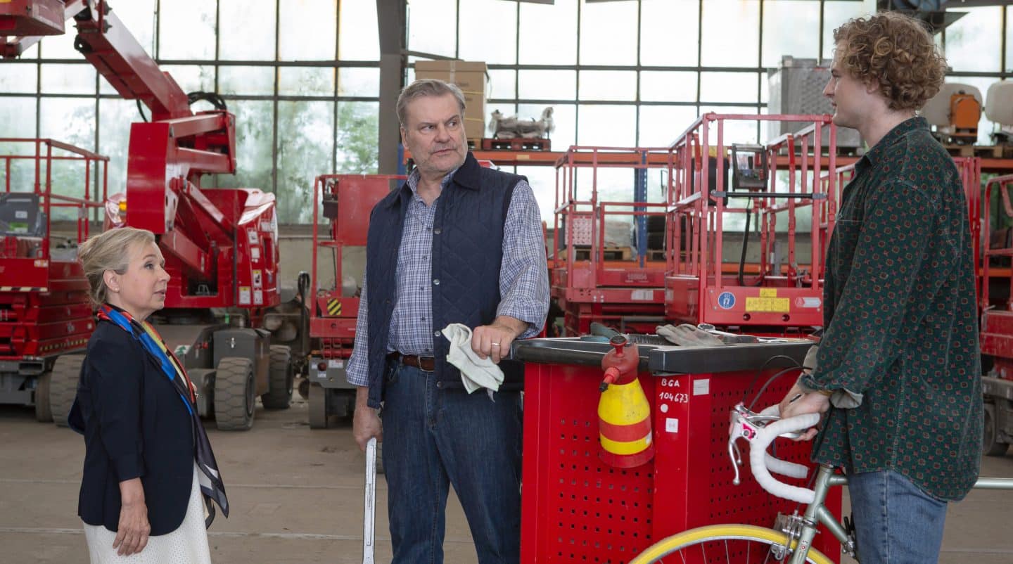 Anwältin Eva Schatz (ChrisTine Urspruch, li.) sucht Bauunternehmer Ortlieb (Tom Quaas, Mitte) auf, der seinen Sohn Peter (Justus Czaja, re.) in die Wohnung ihrer Nachbarinnen einziehen lassen will.
