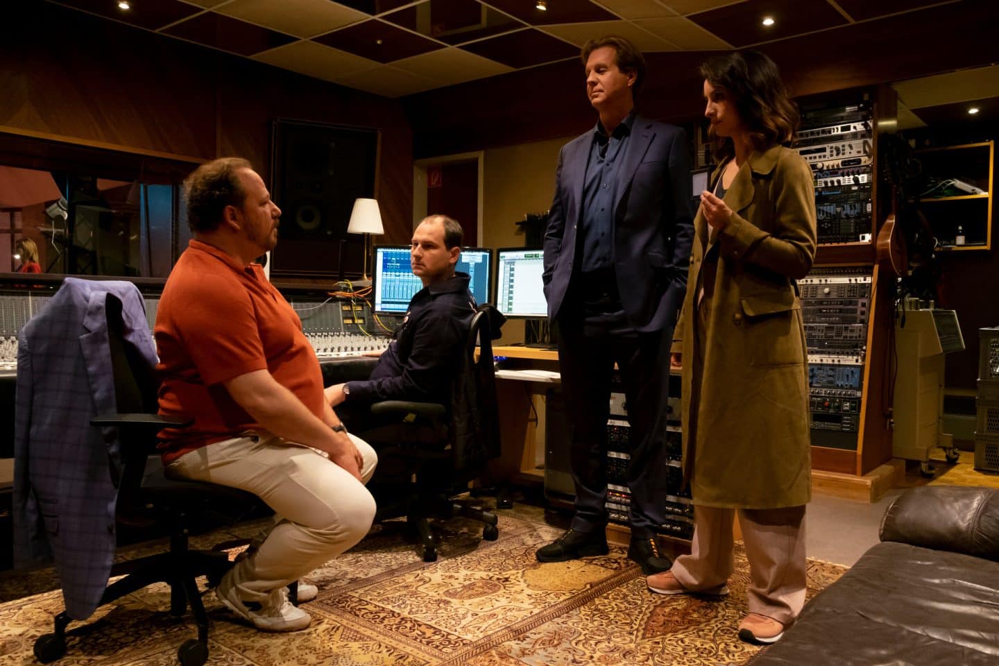 "Der Alte - Der letzte Song": Ferdi Weiss (Andreas Anke) und Tontechniker David Zoller (Daniel Flieger) sitzen im Tonstudio. Caspar Bergmann (Thomas Heinze) und Annabell Lorenz (Stephanie Stumph) stehen im Raum und sprechen mit Ferdi Weiss.
