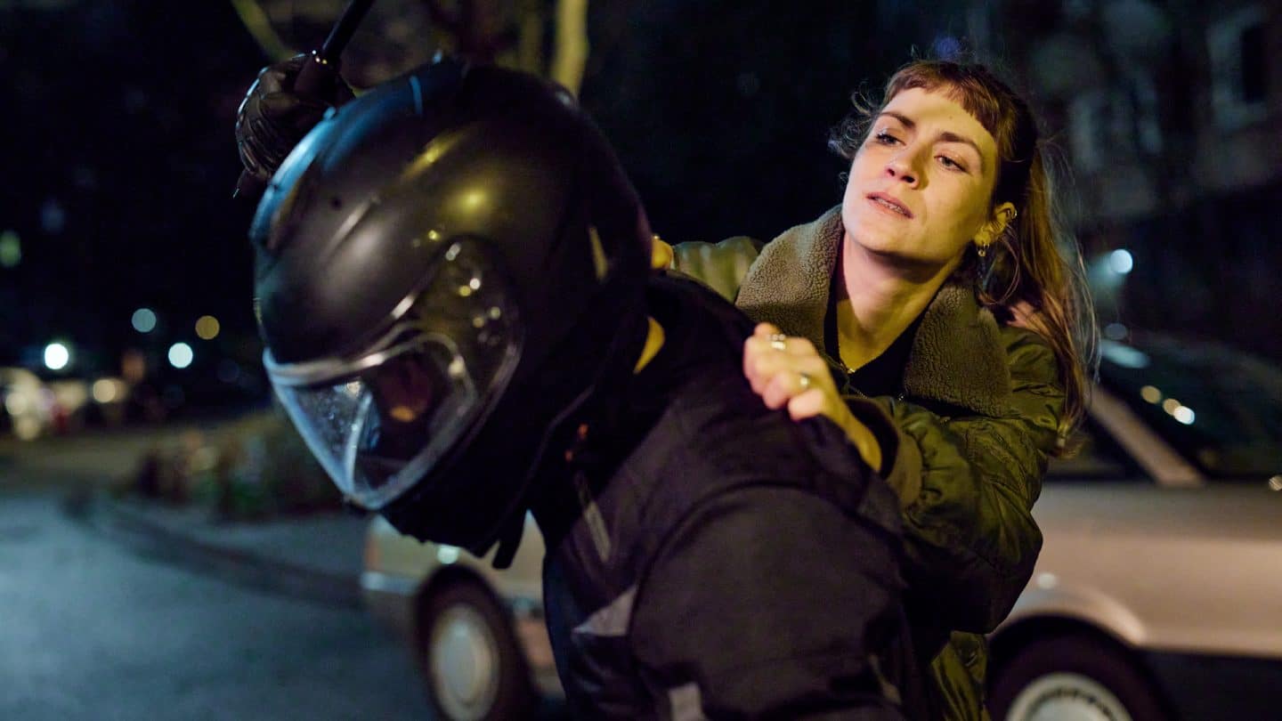 Jule Zabek (Sophie Pfennigstorf) kann den unbekannten Angreifer überwältigen und in die Flucht schlagen.