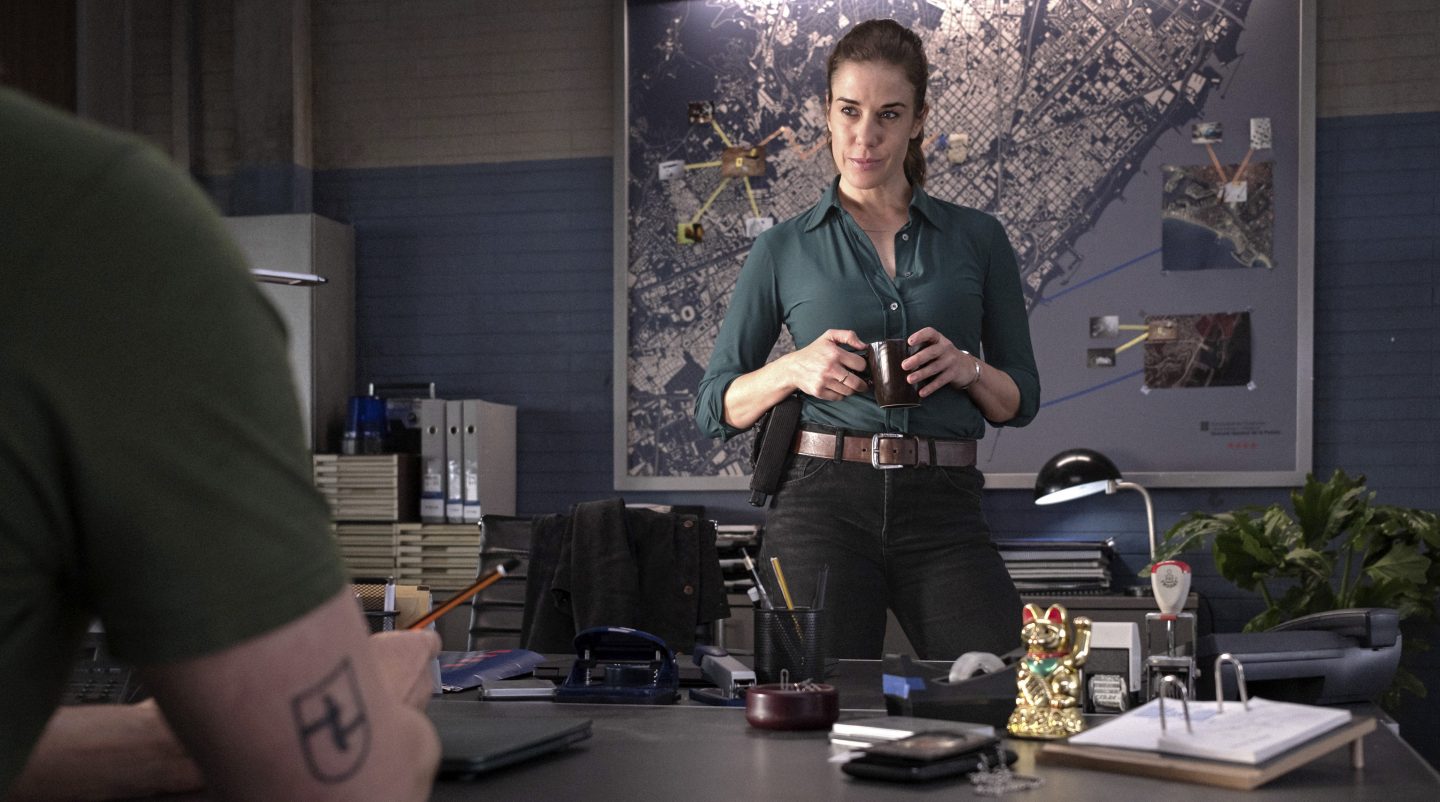 Fina Valent (Anne Schäfer, re.) bespricht sich mit ihrem Kollegen Xavi (Clemens Schick, li.)
