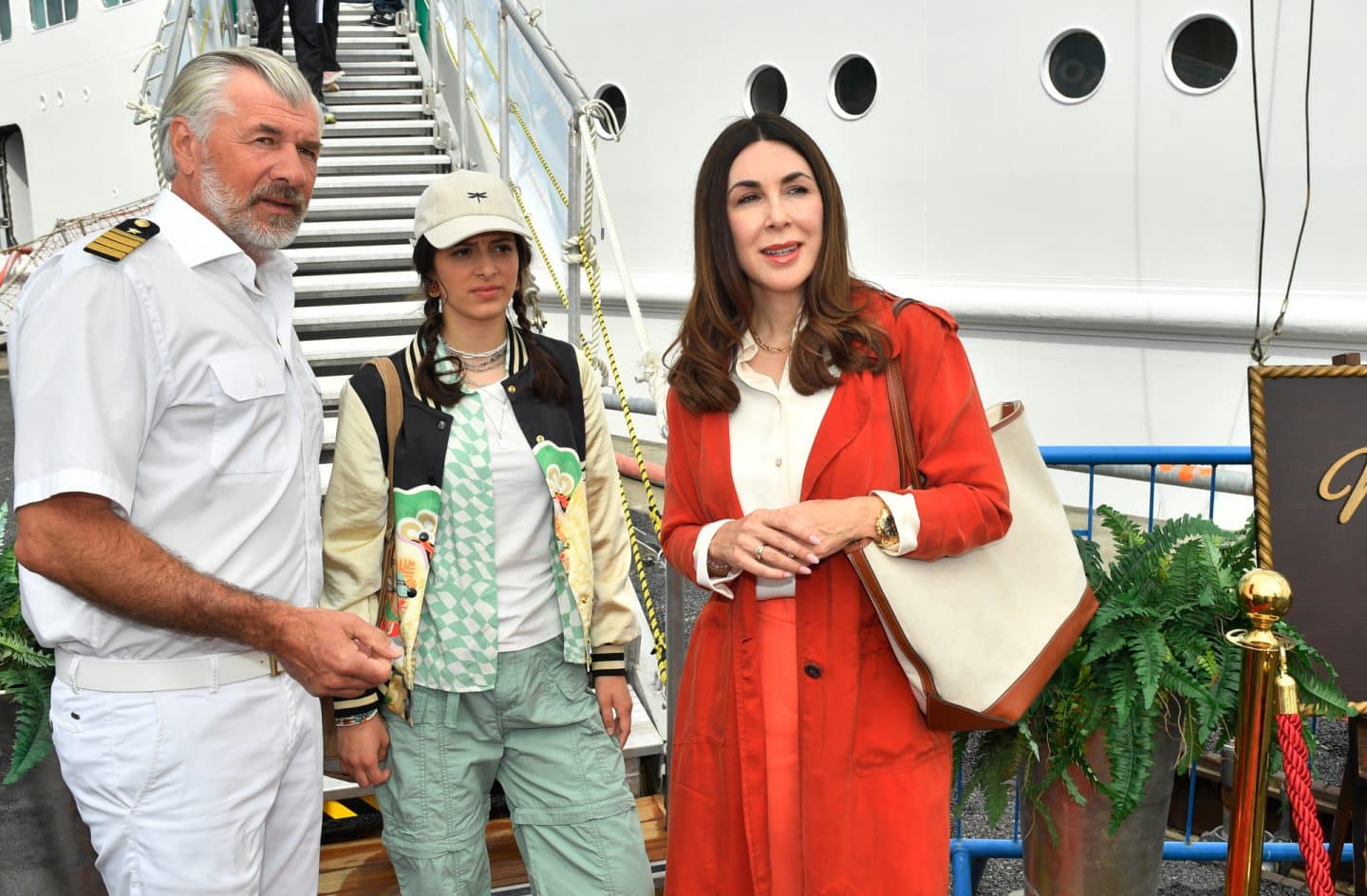 "Das Traumschiff: Miami": Am Hafen: Vor der Gangway steht Staff-Kapitän Martin Grimm (Daniel Morgenroth). Er unterhält sich mit Lena Grimm (Mia Kasalo) und ihrer Mutter Julia Grimm (Judith Williams), die neben ihm stehen.