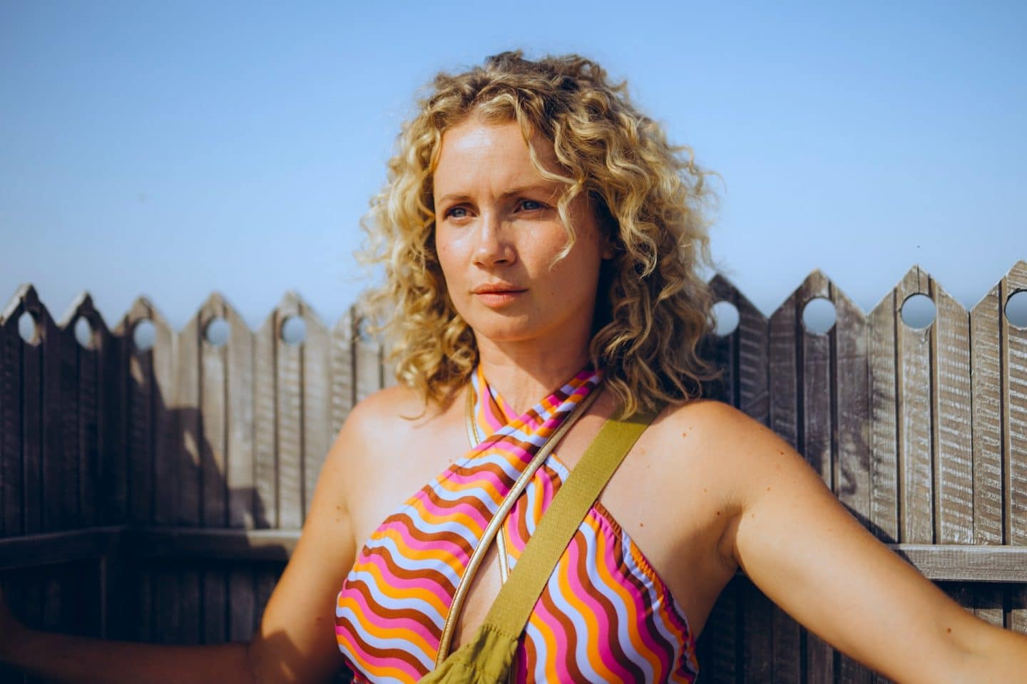 "Verhängnisvolle Leidenschaft Sylt": Verträumt steht Nina Richter (Cornelia Gröschel) mit dem Rücken an einem Holzzaun.