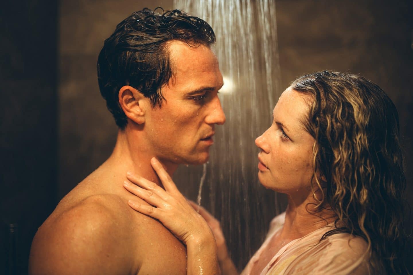 "Verhängnisvolle Leidenschaft Sylt": Im weißen Bademantel steht Nina Richter (Cornelia Gröschel) lächelnd im Garten. Sie hält neben einer venezianischen Augenmaske einen Zettel mit Koordinaten in den Händen.