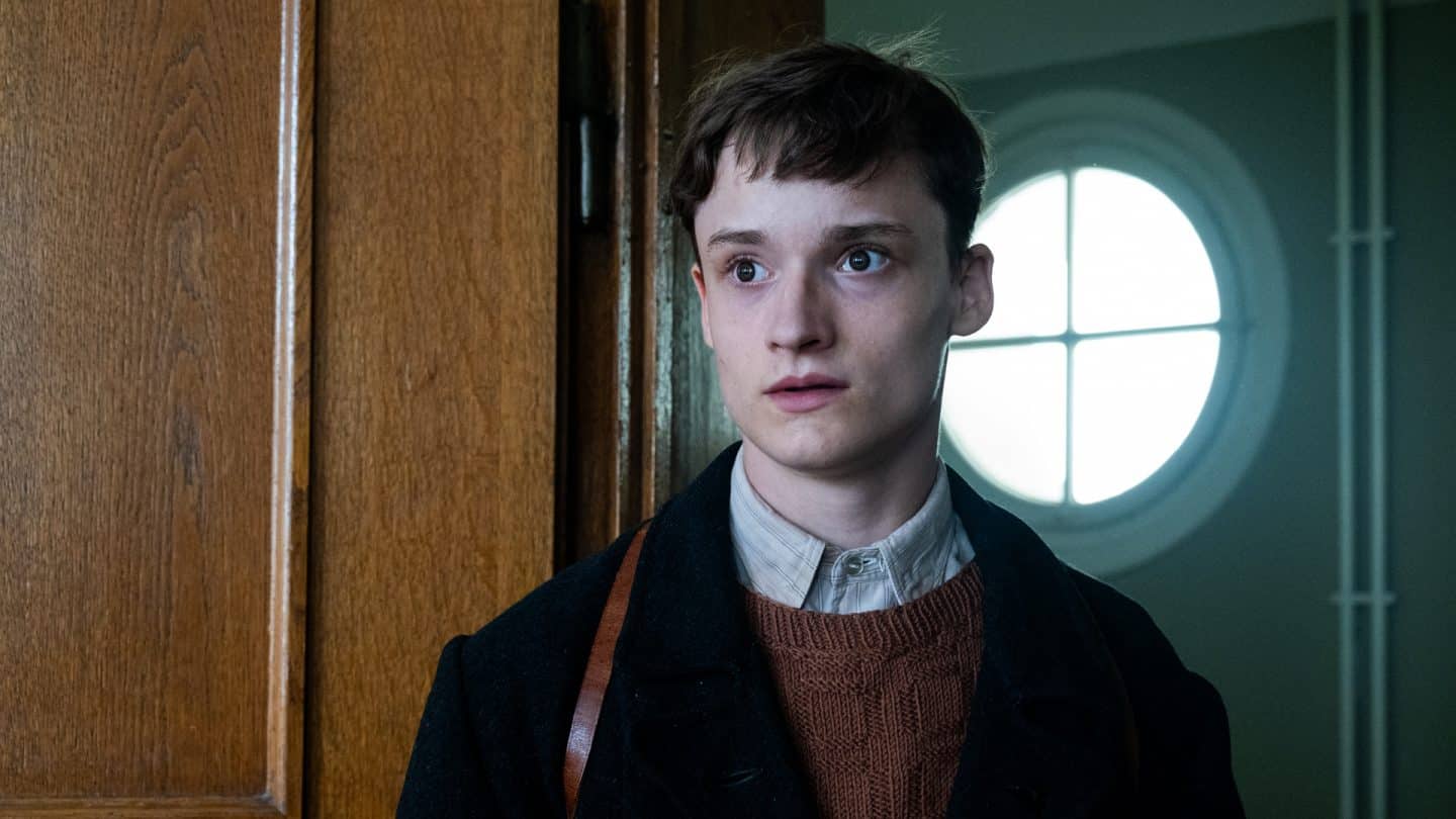 "Rosenthal": Hans Rosenthal (Claude Albert Heinrich) steht mit verzweifeltem Blick in der Tür eines Raumes.