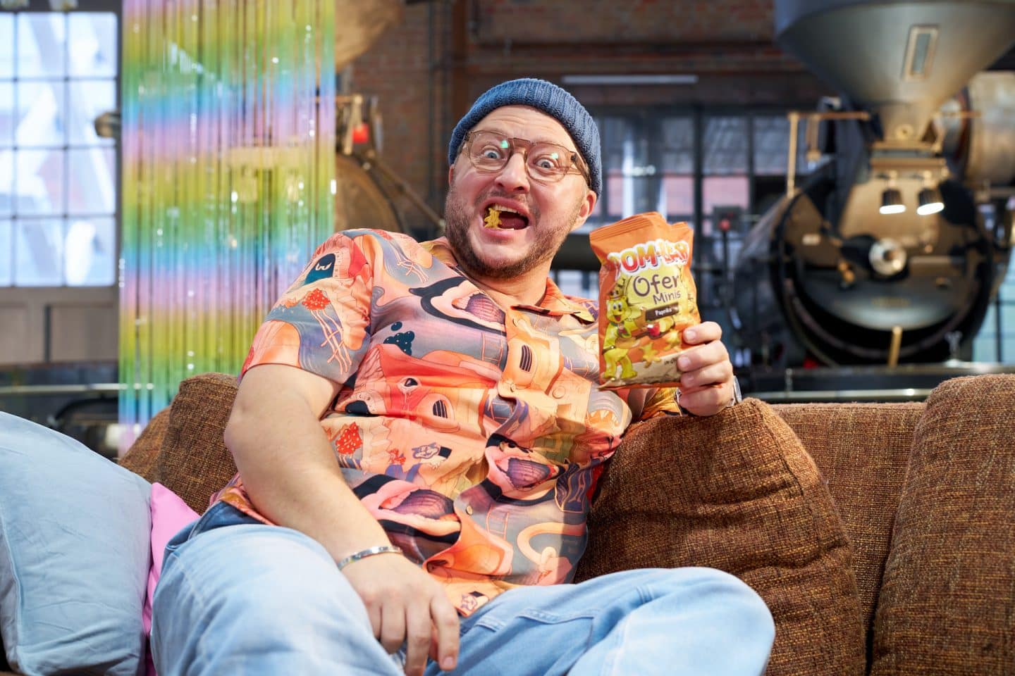 Chips werden durch Frittieren knusprig. Dieser Crunch darf auch bei den kalorienreduzierten Pom-Bären aus dem Ofen nicht fehlen. Deshalb wendet die Industrie einen Trick an. Sebastian Lege deckt auf, dass in den kalorienarmen Ofen-Minis sechsmal mehr Zucker als in frittierten Pom-Bären steckt.
