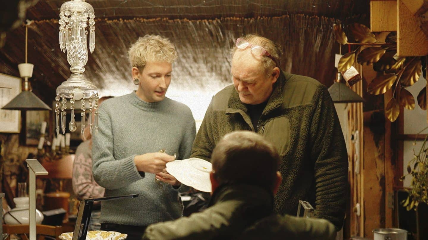 "Waldis Welt": Fabian Kahl und Waldi stehen nebeneinander im Geschäft und schauen beide auf einen Teller, den Waldi in der Hand hält.
