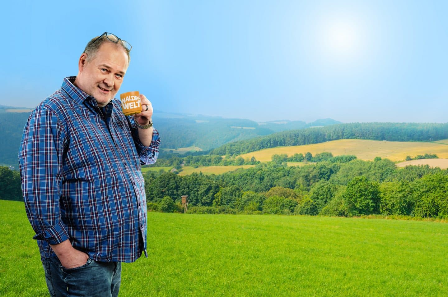 "Waldis Welt": Waldi steht beim Anprobieren einer Rüstung einer Frau gegenüber. Die Frau steht mit dem Rücken zur Kamera und hält einen Brustpanzer an Waldis Brust.
