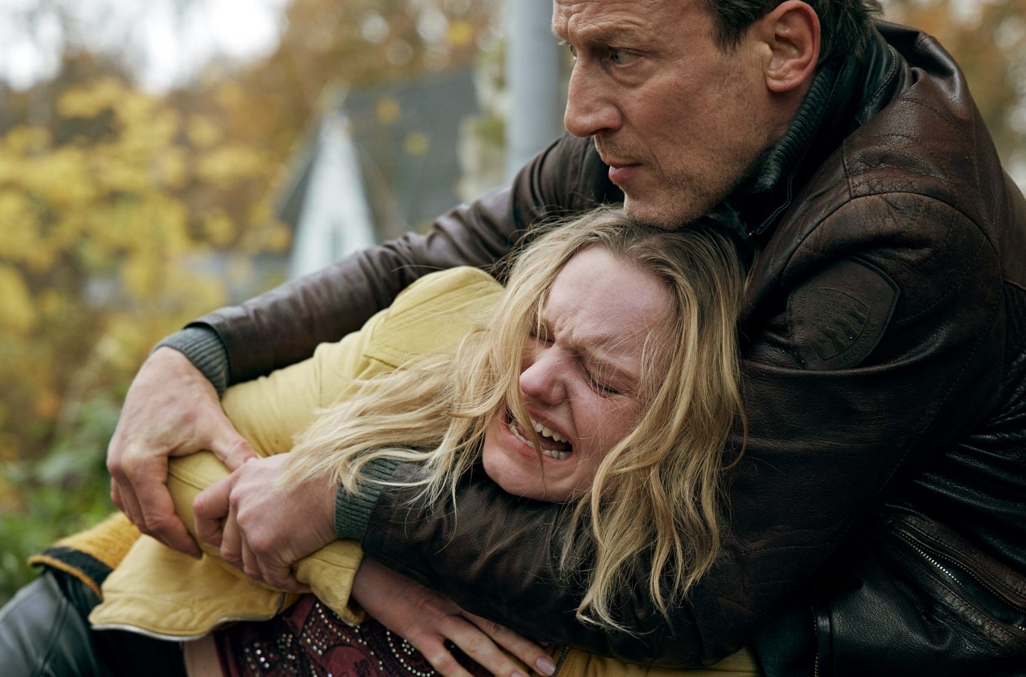 Die Schwester des Verdächtigen René Kowalski, Nora (Maria Dragus) ist außer sich; Kommissar Falke (Wotan Wilke Möhring) versucht, sie zu beruhigen.
