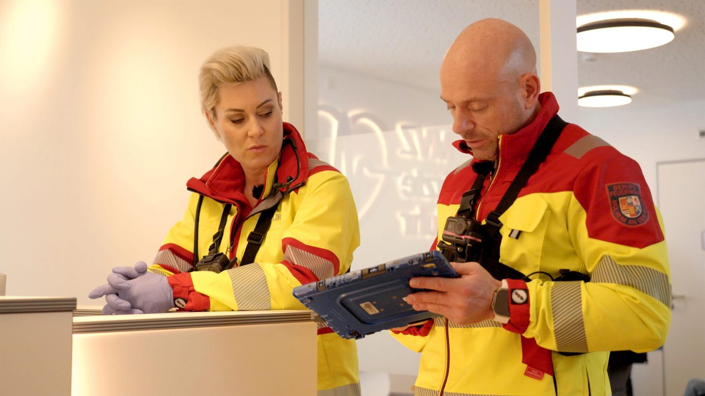 Doc Caro und Marcel lesen Patientendaten.