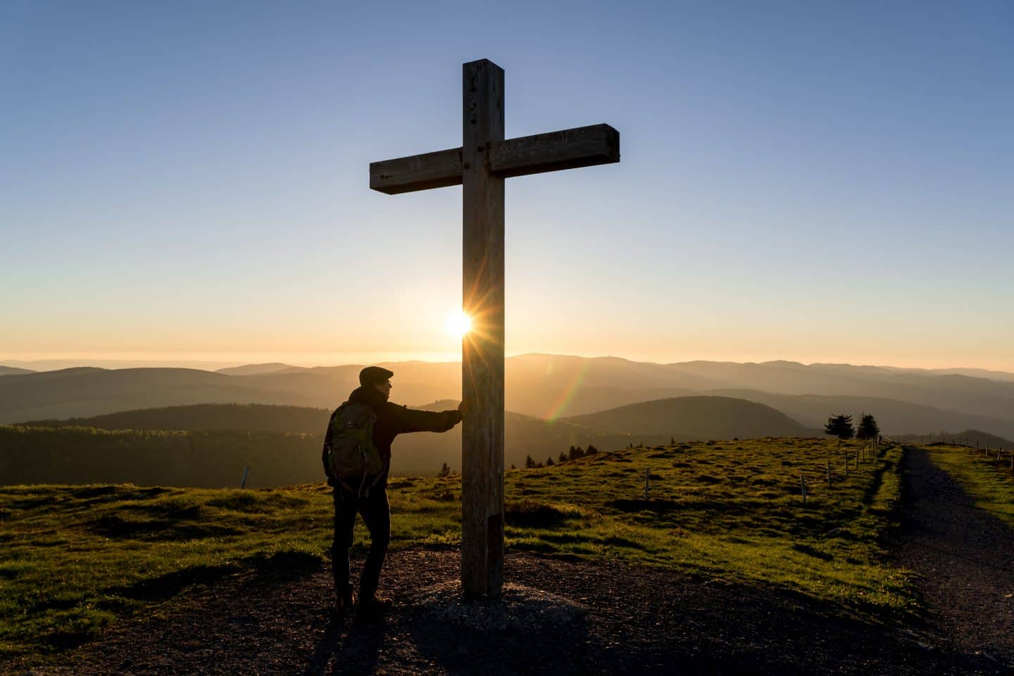 Gipfelkreuz des Belchen bei Sonnenaufgang