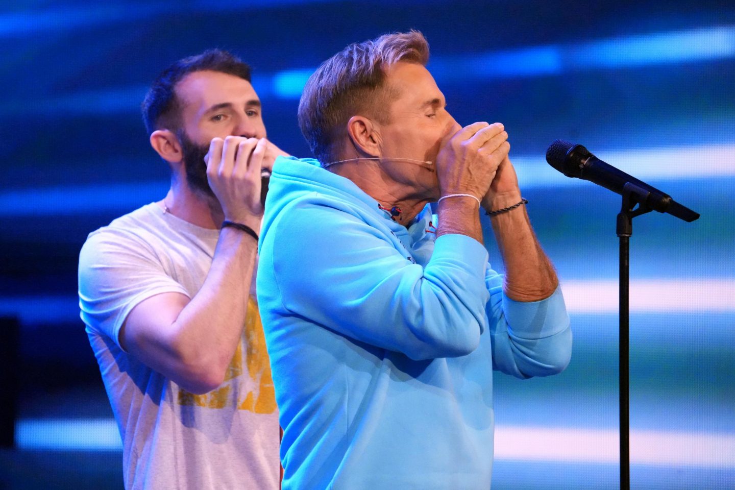 Dan Murphy aus England spielt drei Mundharmonikas mit Loop-Station. Rechts Jurymitglied Dieter Bohlen.