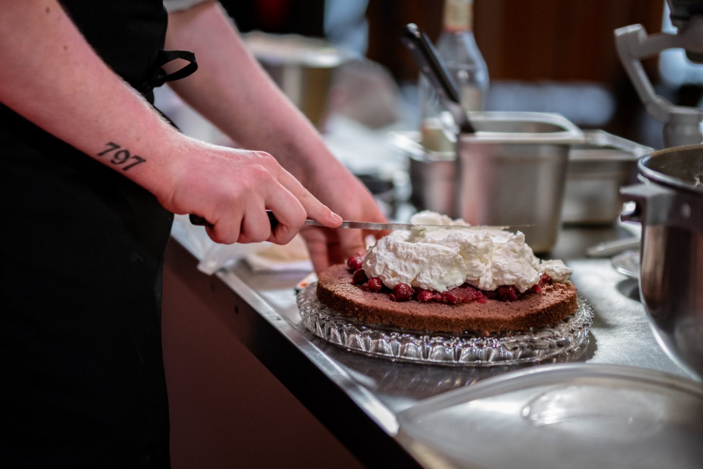 Zubereitung einer Schwarzwälder Kirschtorte