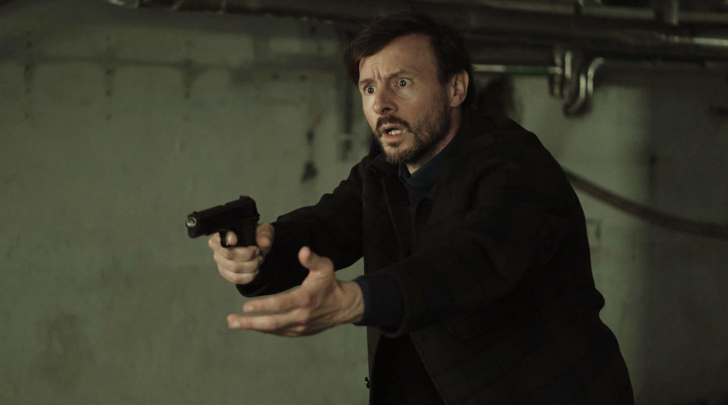 Leo Decker (Huub Smit) arbeitet mit Menschenhändler Dewi zusammen.
