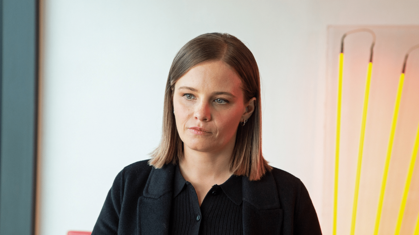 Liv Moormann (Jasna Fritzi Bauer) befragt einen Kollegen des Opfers.