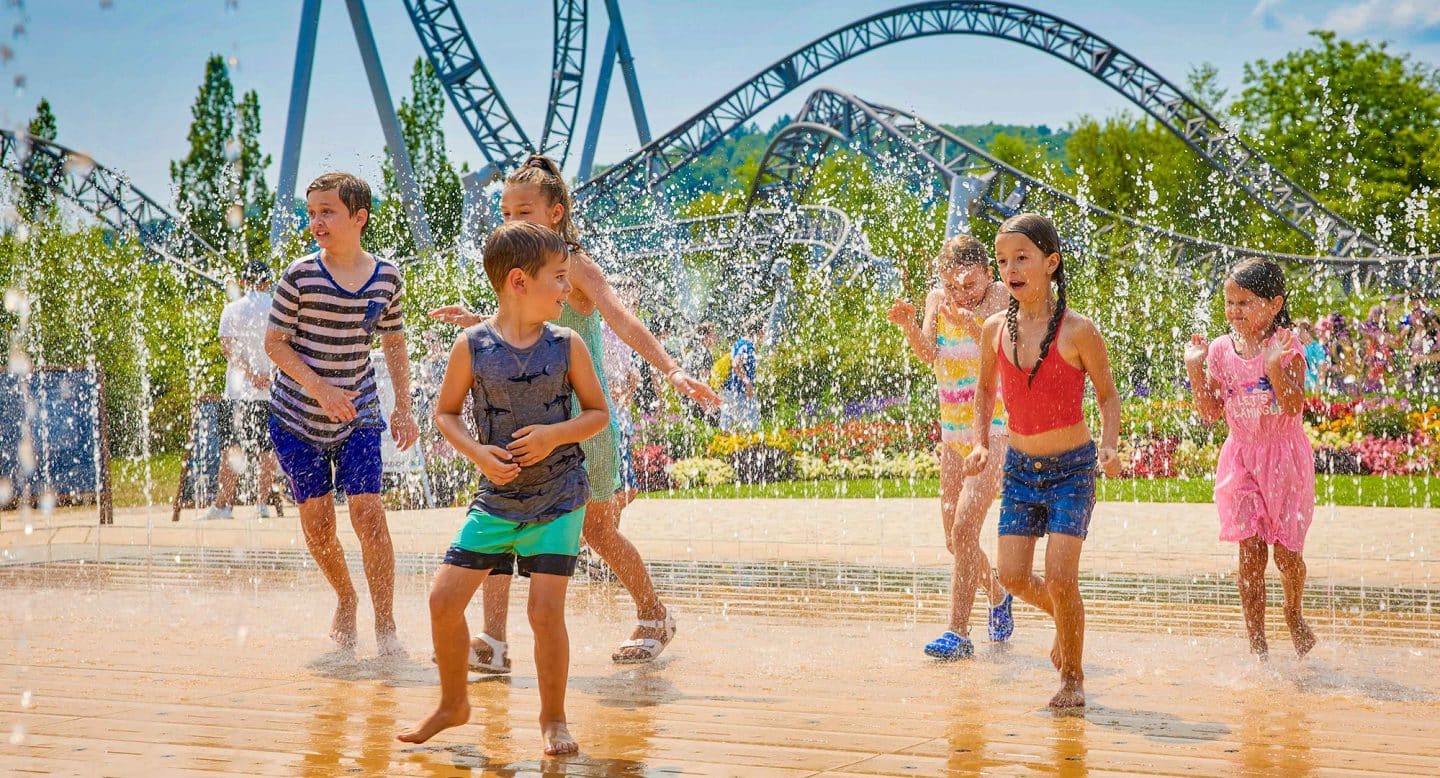 Kinder toben im Wasserspielplatz im Erlebnispark Tripsdrill – Sommervergnügen pur.