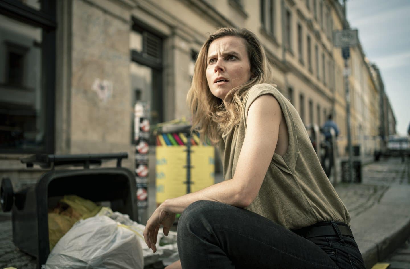 Karin Gorniak (Karin Hanczewski) hofft, im Müll Hinweise zu Schnabels Entführung oder sein Handy zu finden.
