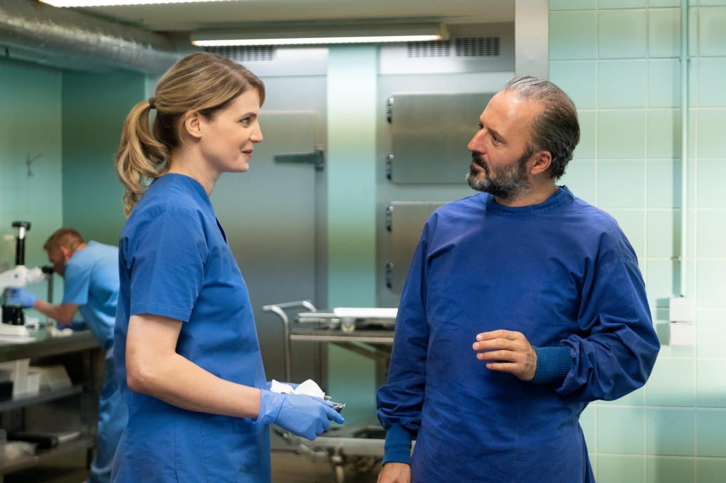 Die Pathologen Claudia Diener (Rike Schmid) und Dr. Stefan Zabel (Robert Schupp) tauschen neue Erkenntnisse aus.
