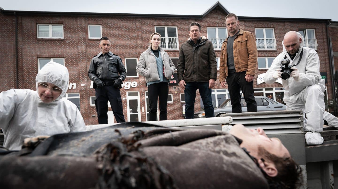 Schrecklicher Fund im Schwanitzer Hafen: v.l.n.r. Mehmet Ösker (Cem Ali Gültkin), Hannah Wagner (Jana Klinge), Puttkammer (Joshy Peters) und Hauke Jacobs (Hinnerk Schönemann)
