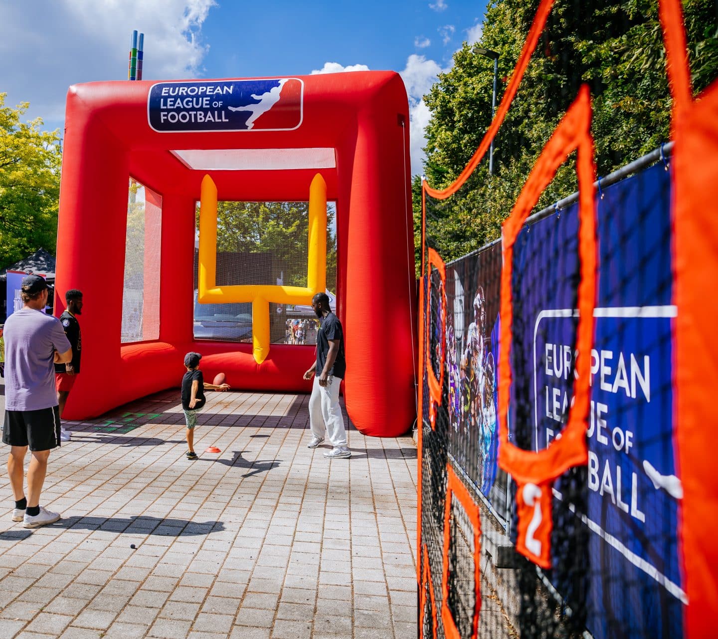 Kinder und Erwachsene probieren Football-Übungen an einer Mitmach-Station der European League of Football beim Erlebnistag am Mercedes-Benz Museum in Stuttgart aus.