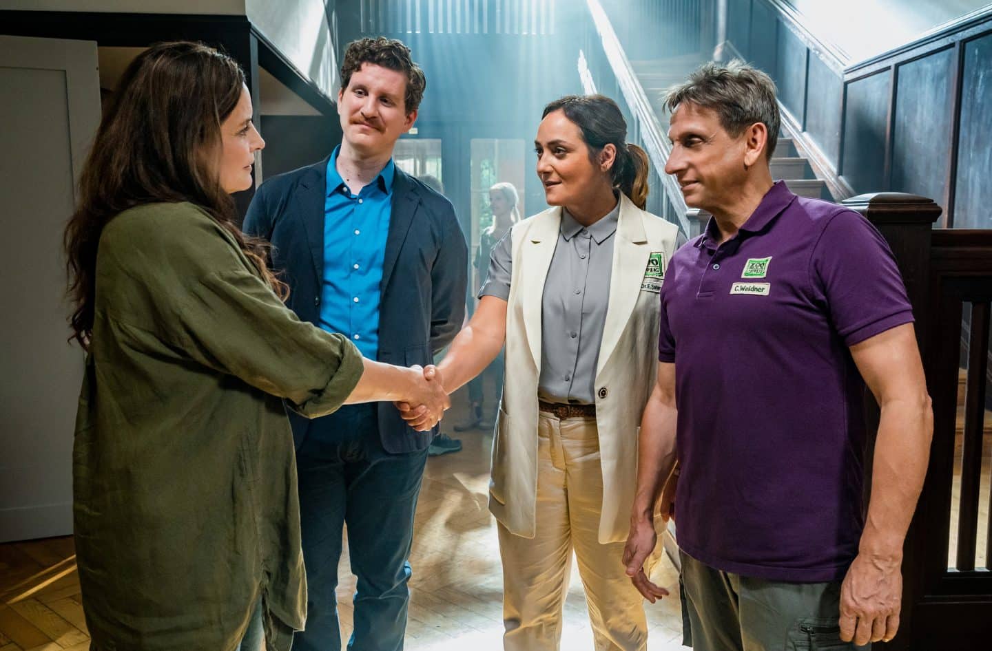Zoodirektor Jasper Winter (Dominik Weber, 2.v.l.) strahlt übers ganze Gesicht. Auch die freie Tierärztin Dr. Susanne Mertens (Elisabeth Lanz, l.) und Cheftierpfleger Conny Weidner (Thorsten Wolf, r.) beglückwünschen Cheftierärztin Dr. Elif Şahin (Neshe Demir, 2.v.r.). Was hat sie zu verkünden?
