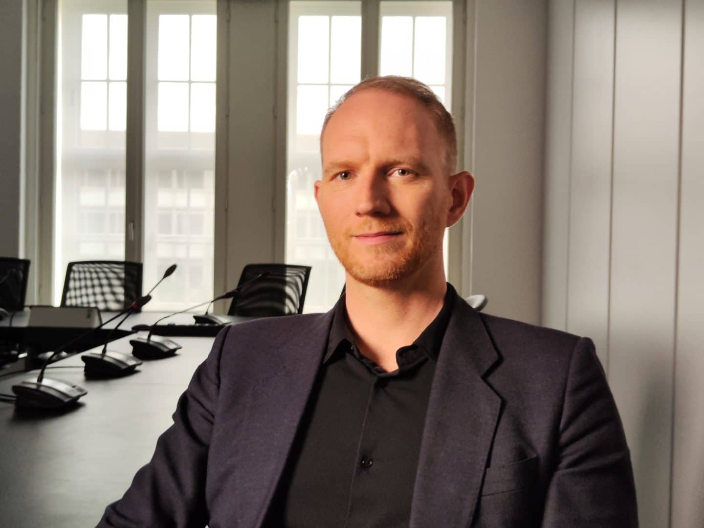 "AfD – Aufstieg in der Flüchtlingskrise - Was Populisten stark macht": Der ZDF-Journalist David Gebhard sitzt in einem Konferenzraum.
