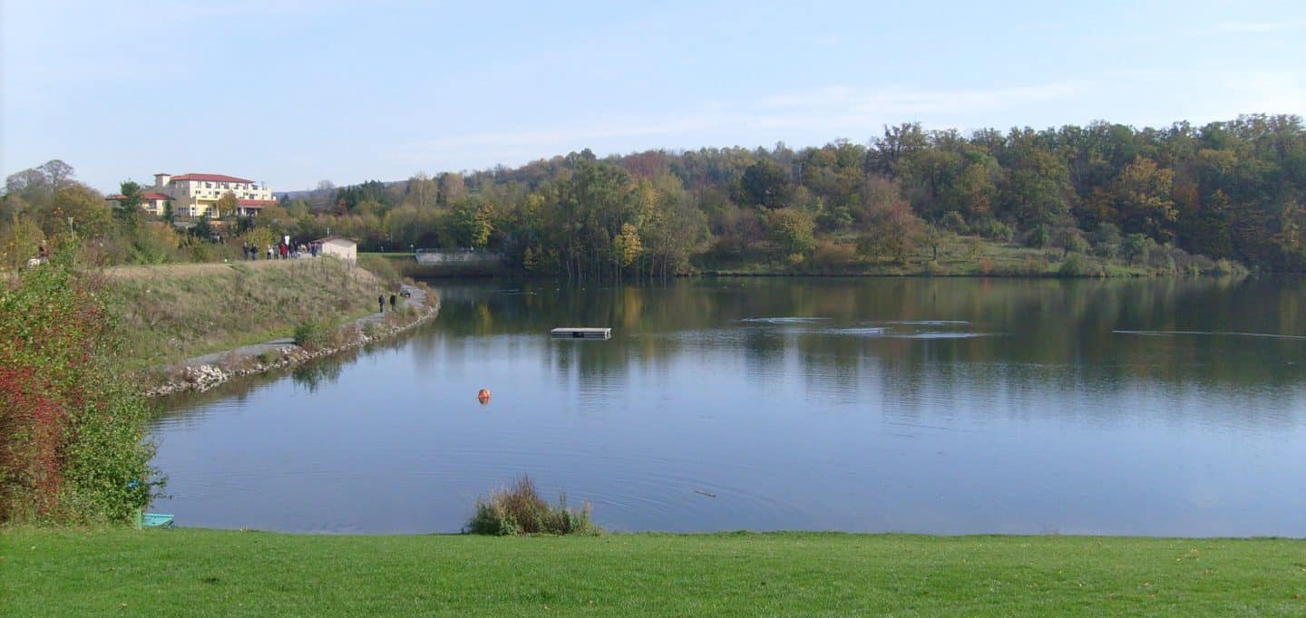 Ehmetsklinge-Stausee in Zaberfeld – idyllischer Badesee im Naturpark Stromberg-Heuchelberg.